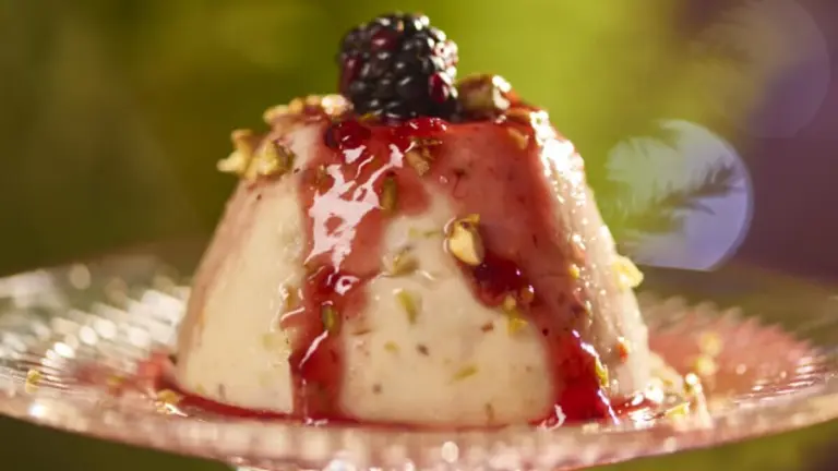 Manjar de pistache com calda de vinho