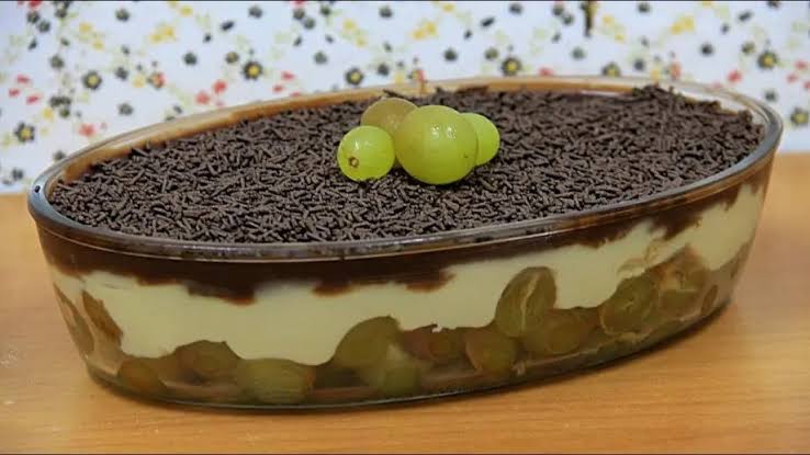 Pavê de chocolate com uvas
